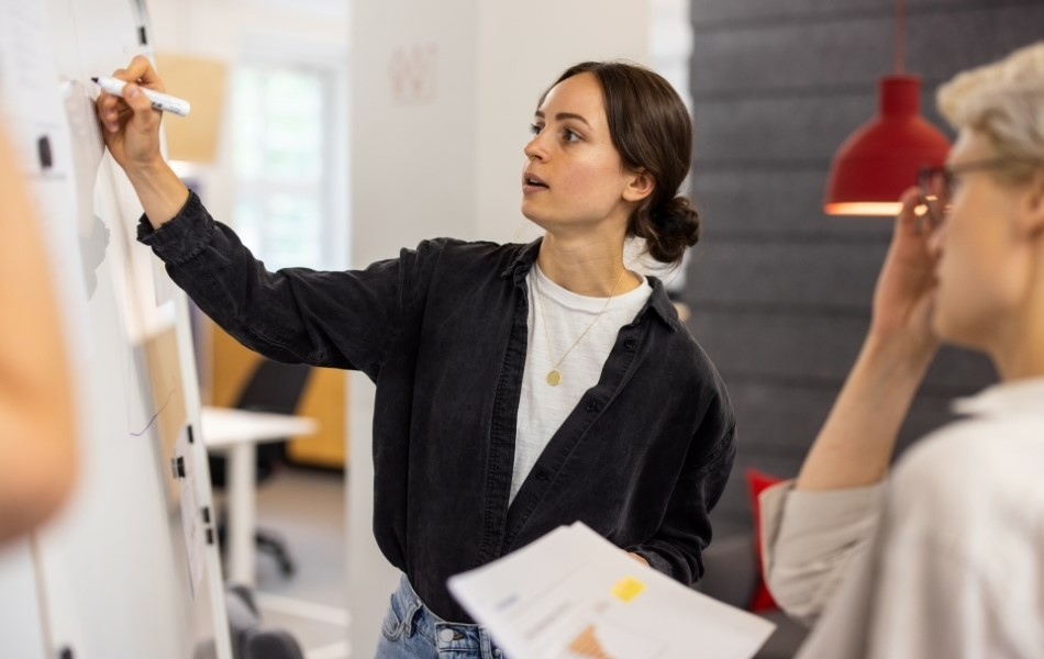 Keyvisual Case Study Lyreco Global. Person schreibt etwas auf Whiteboard.