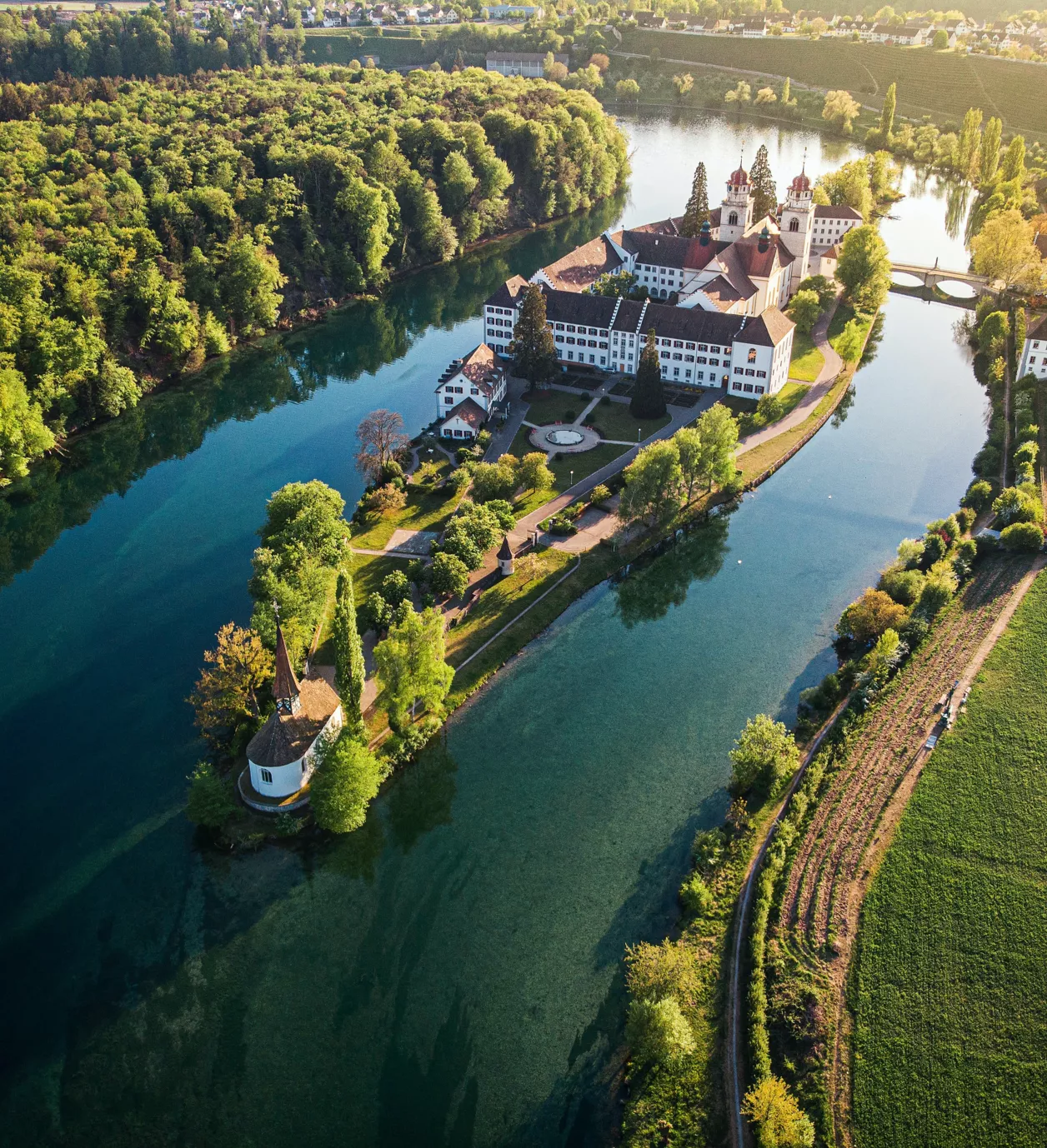 Schloss auf einer Insel am See